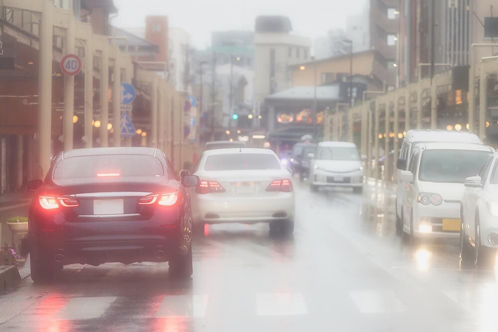 梅雨時期の車の水垢ケアはどうする？純水洗車や吸水タオル活用法も紹介